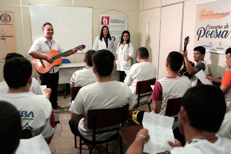 Projeto de música nos presídios do Amazonas estimula a criatividade dos reeducandos