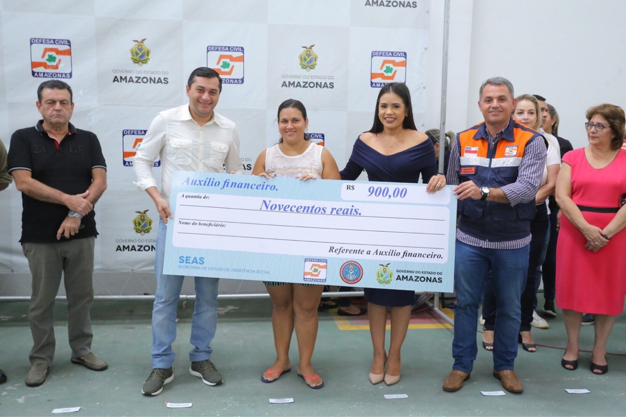 Governador Wilson Lima entrega ajuda humanitária e auxílio financeiro a famílias do Educandos afetadas por incêndio