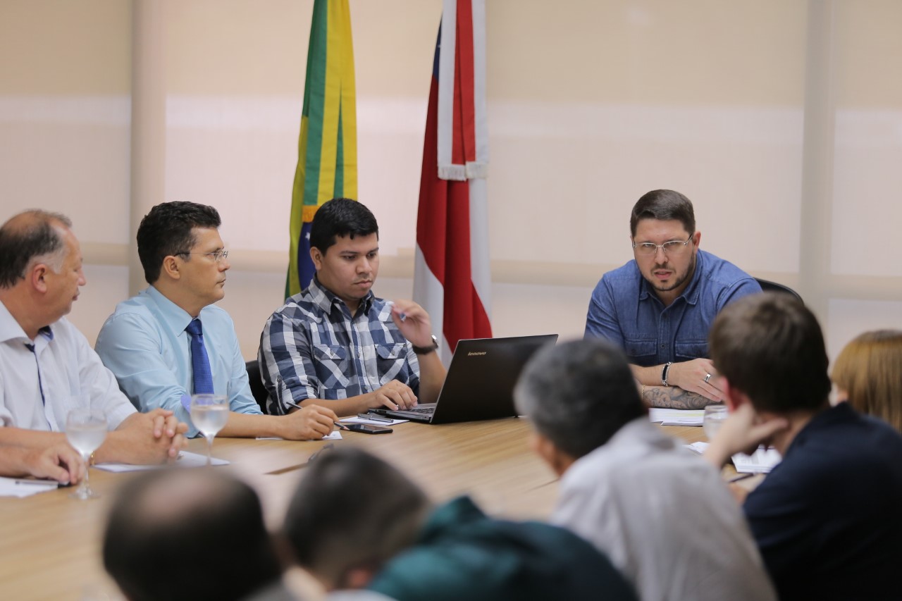 Governador em exercício, Carlos Almeida, reúne com fornecedores de medicamentos