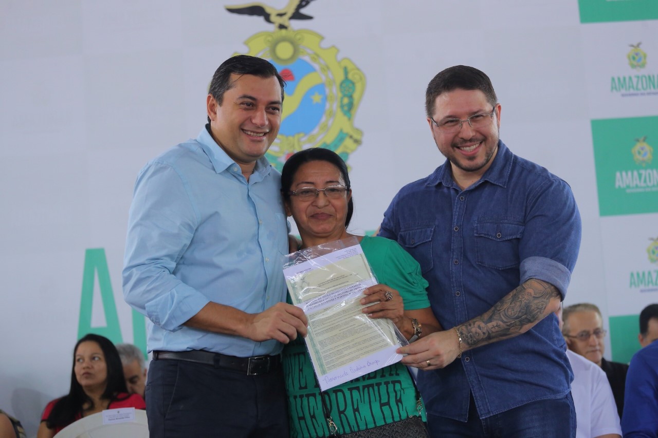 Governador Wilson Lima entrega títulos de terra aos moradores do bairro Armando Mendes