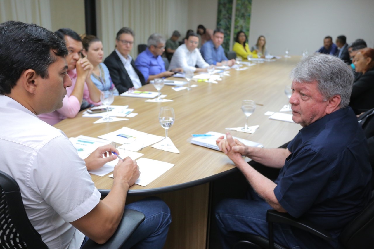 “A saúde do interior também nos preocupa muito”, diz Wilson Lima em reunião com prefeitos do interior