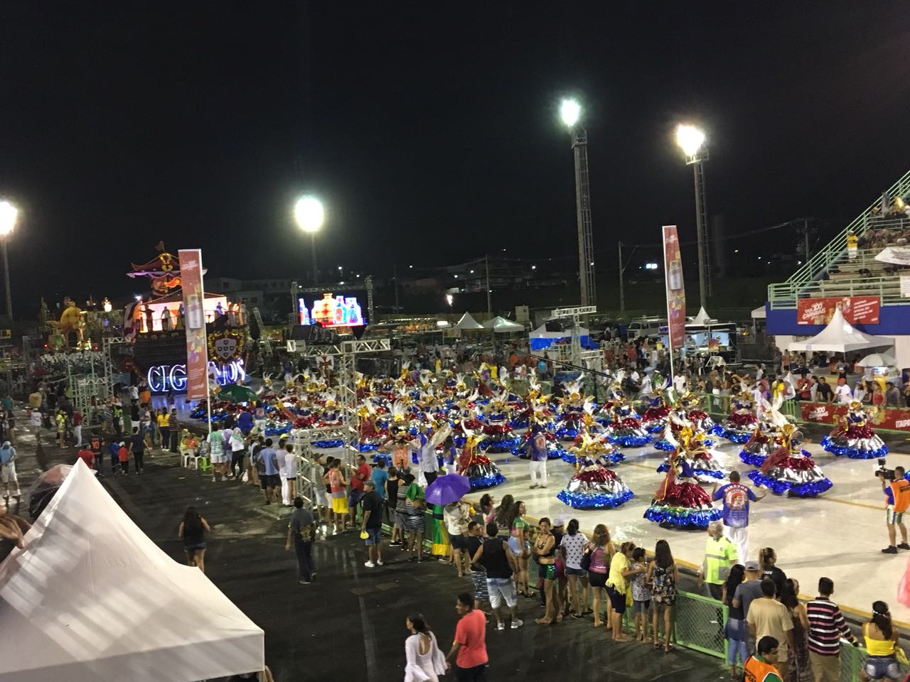 Segunda noite de desfiles no Sambódromo reúne escolas dos Grupos de Acesso A e B