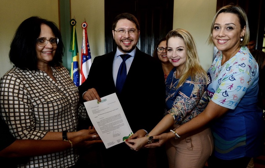 Governador em exercício, Carlos Almeida, recebe ministra Damares Alves