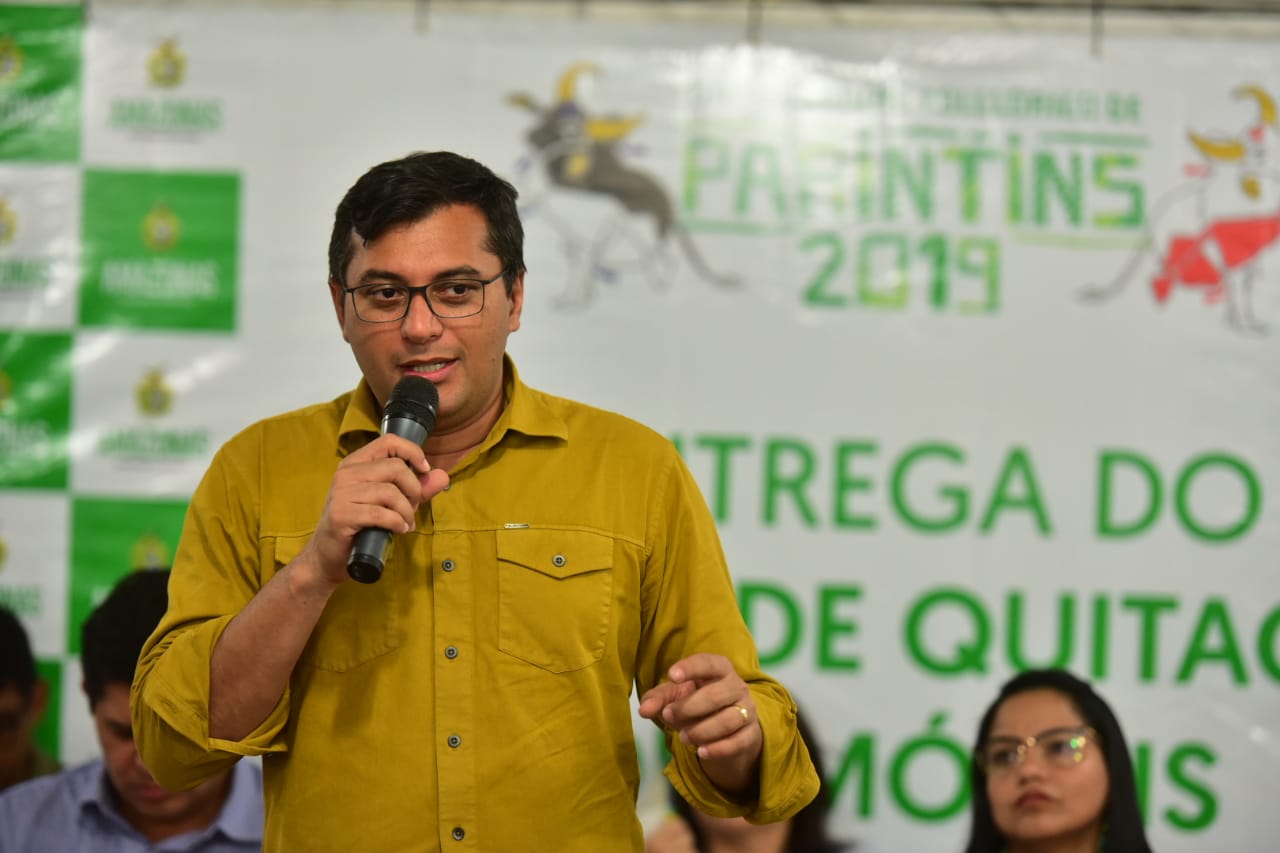 Governador Wilson Lima entrega termos de quitação de conjuntos habitacionais em Parintins