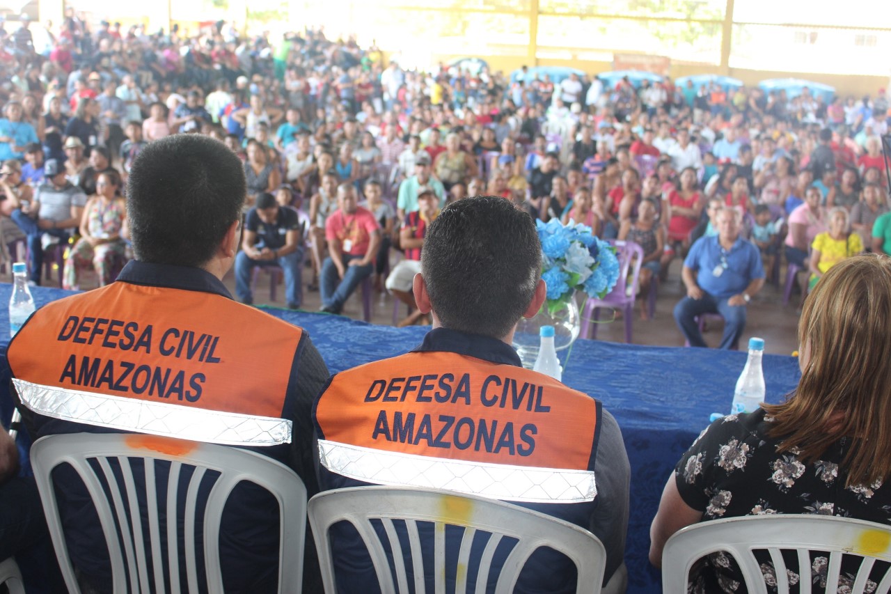 Iranduba recebe ajuda humanitária e purificadores de água da Defesa Civil do Estado