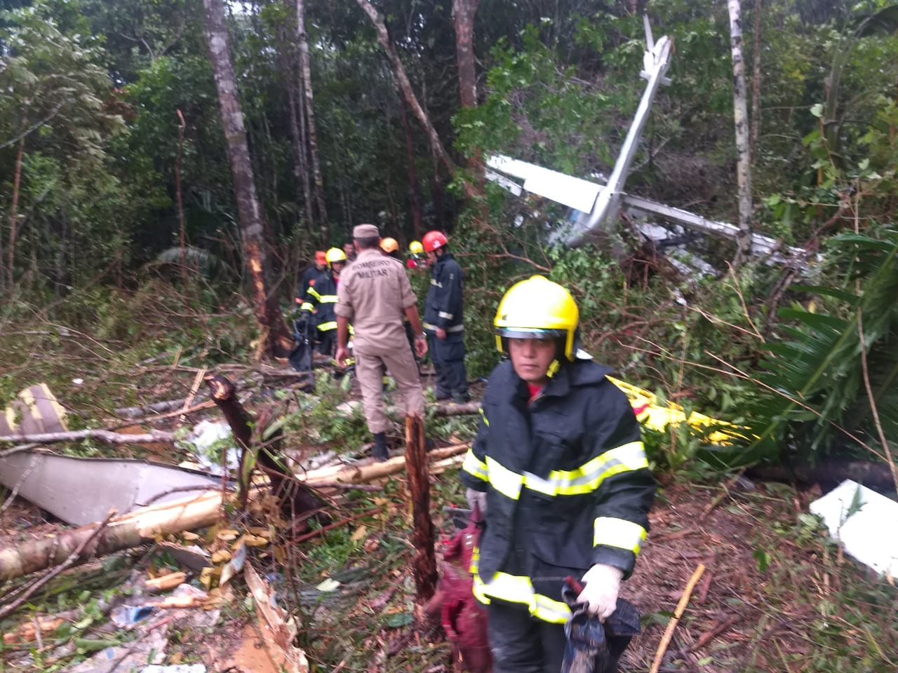 Corpo de Bombeiros resgata dez vítimas de acidente aéreo em Manaus