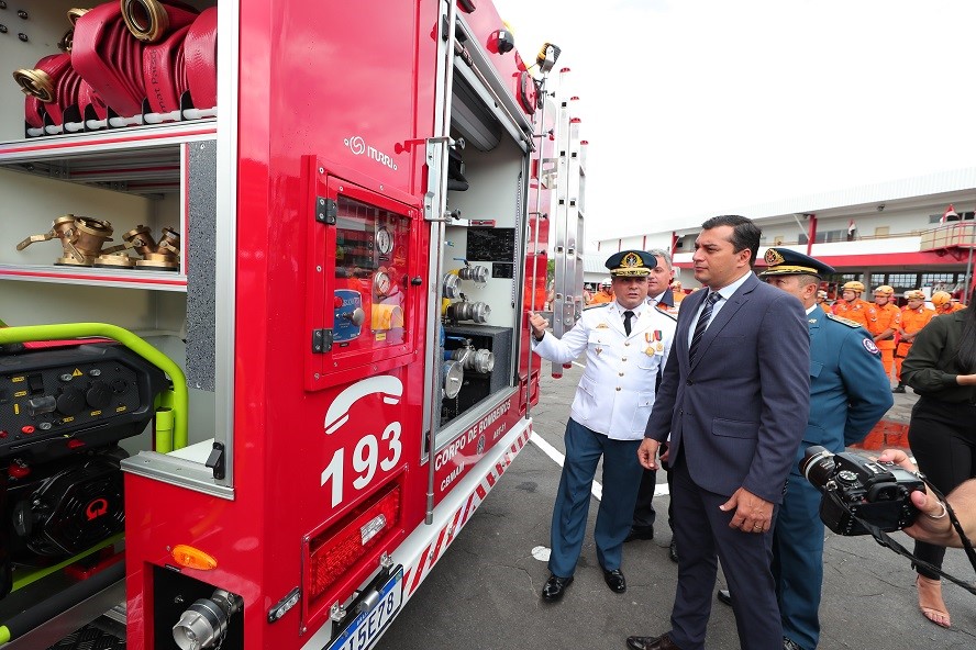 Wilson Lima entrega viaturas e equipamentos aos Bombeiros, em cerimônia pelos 21 anos de emancipação da corporação