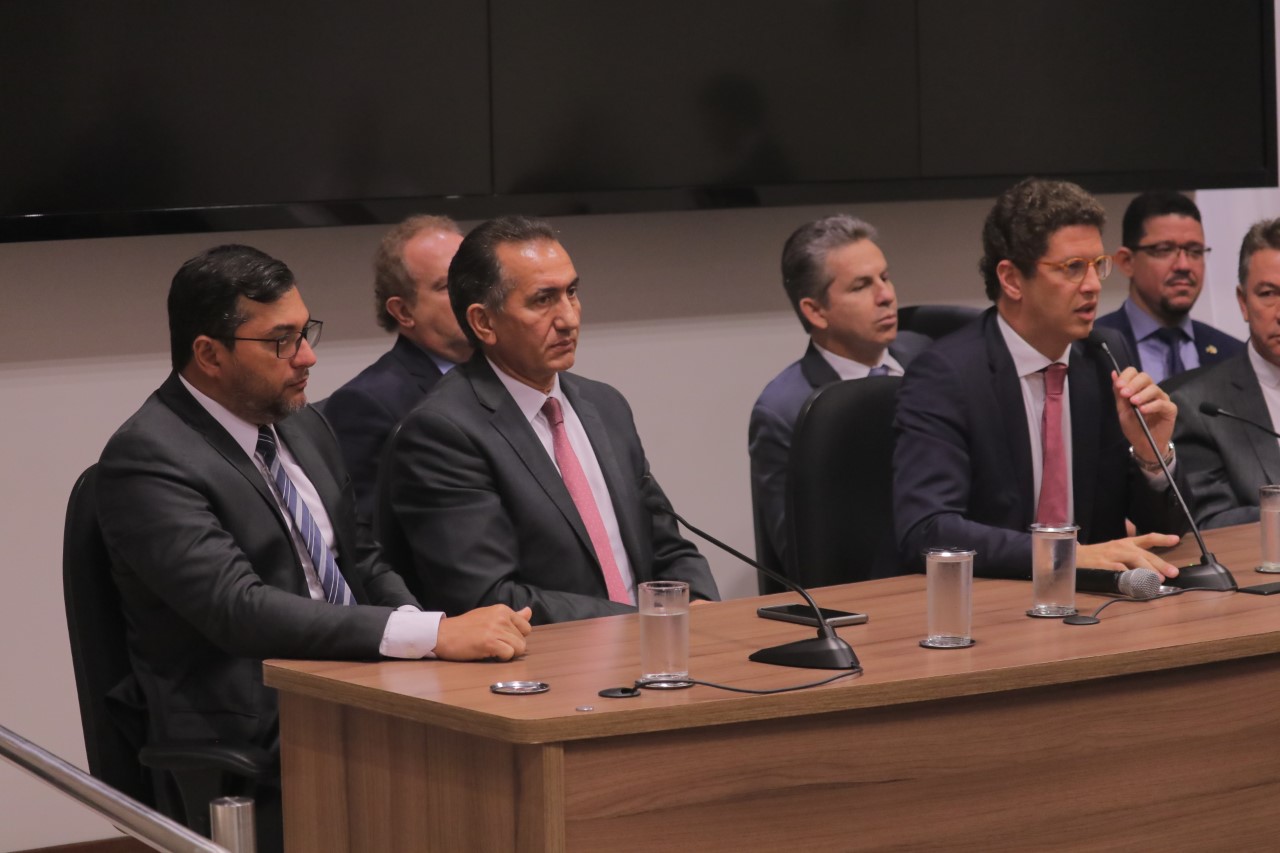 Wilson Lima apresenta as medidas que o Estado tem tomado para combater o desmatamento ilegal e defende investimentos em atividades sustentáveis em reunião com ministro do Meio Ambiente