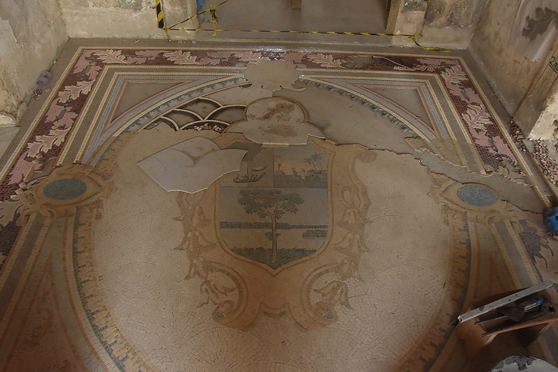 Prefeitura restaura mosaico do brasão de Manaus no futuro Centro de Arqueologia da cidade