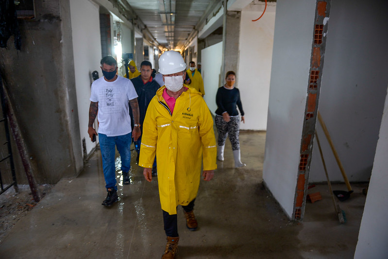 Prefeito vistoria obras de reconstrução do T1 e de Cime no Novo Aleixo, mesmo sob forte chuva