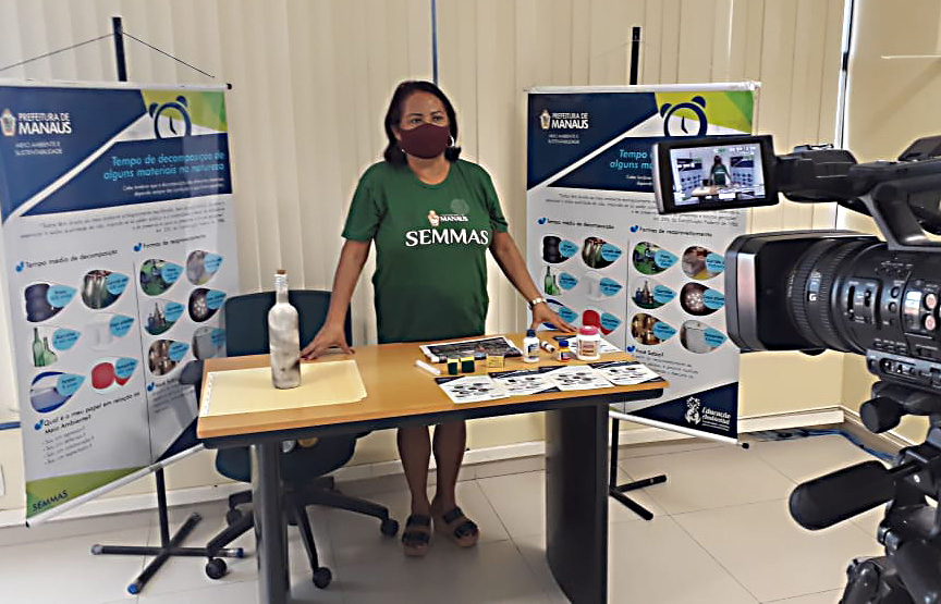 Videoaula sobre reaproveitamento de resíduo ensina a decorar garrafa com efeito esfumaçado