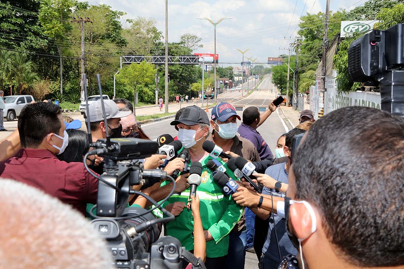 ‘Cumprimos nosso dever’, diz prefeito ao liberar trânsito na avenida Mário Ypiranga com obra concluída antes do previsto