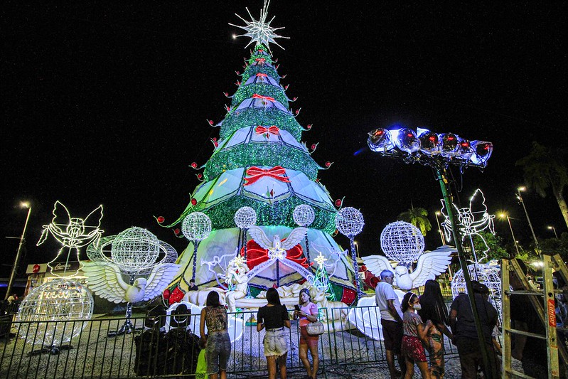 Prefeitura acende, na Ponta Negra, a maior árvore do “Natal do Abraço”