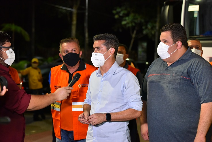 Prefeito acompanha ação de limpeza e sanitização na Ponta Negra