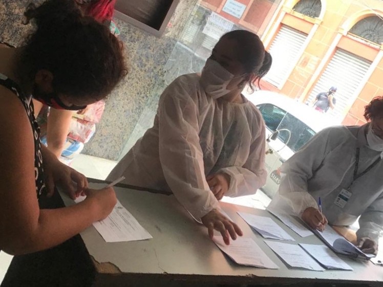 Prefeitura de Manaus entrega cestas básicas a famílias que ocupam prédio público, no Centro