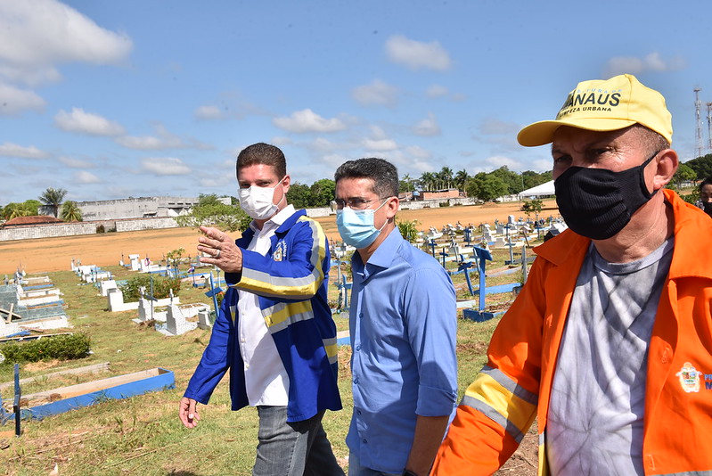 Prefeito David Almeida acompanha obras de revitalização no cemitério Nossa Senhora Aparecida