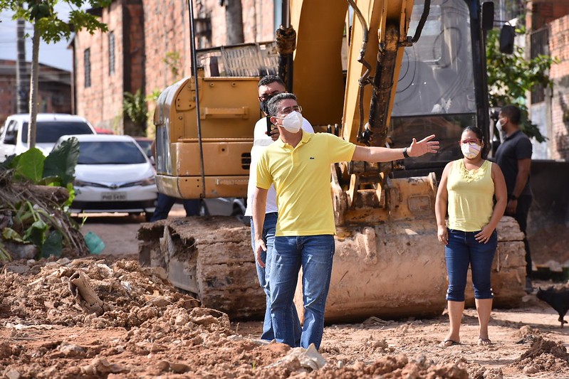 Prefeito David Almeida visita áreas com erosão nos bairros Mauazinho e Cidade de Deus