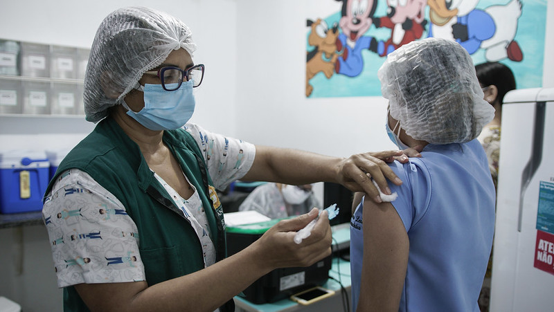 Mais de 6 mil trabalhadores da saúde já receberam a segunda dose da vacina contra a Covid-19 em Manaus