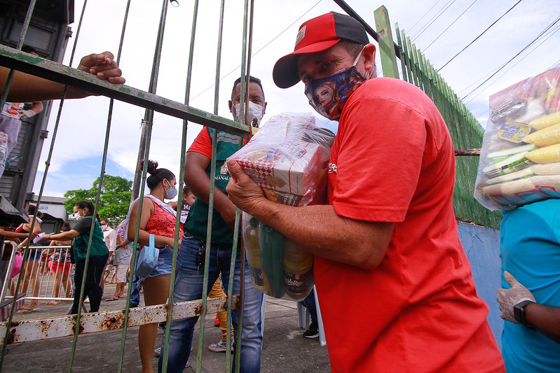 Prefeitura de Manaus entrega cestas de alimentos às famílias atingidas pela cheia no bairro Educandos