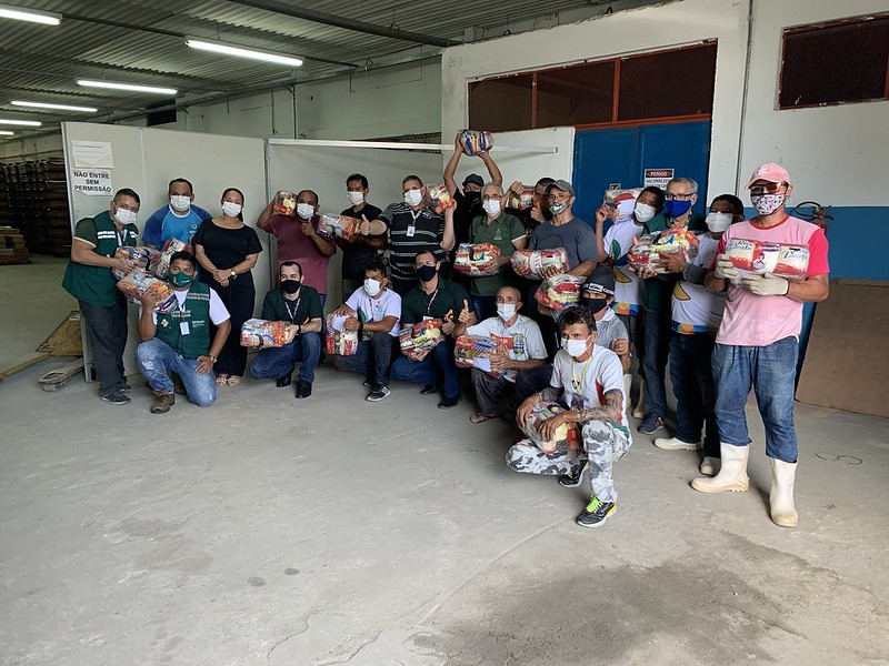 Rede de supermercados doa cestas básicas para atender famílias atingidas pela cheia