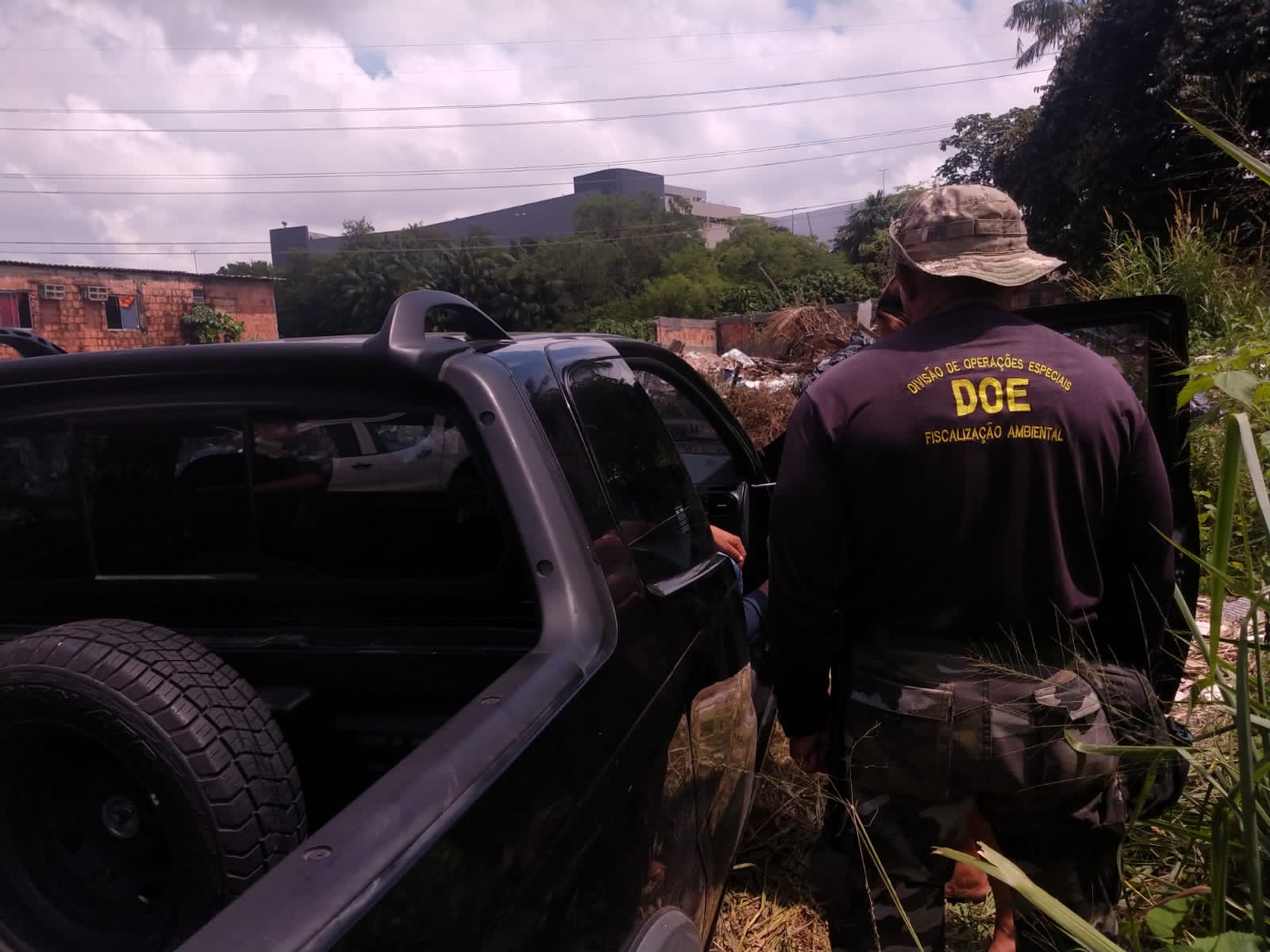 Prefeitura de Manaus aplica multa em proprietário de terreno por descarte irregular de resíduos