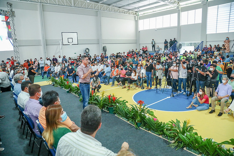 Prefeito David Almeida paga abono histórico para profissionais da educação no valor de R$ 133 mi