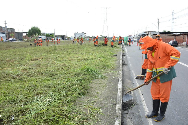 Prefeitura de Manaus realiza limpeza na avenida das Flores