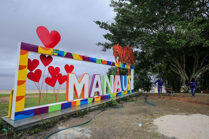 Piso acessível começa a ser construído pela Prefeitura de Manaus para letreiro turístico da Ponta Negra