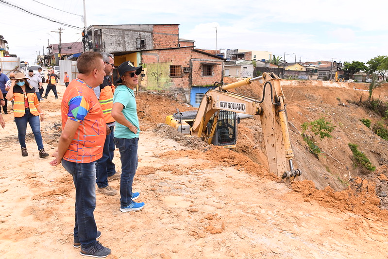 Prefeito David Almeida enfatiza importância de garantir  dignidade à população, durante vistoria de obras na zona Norte