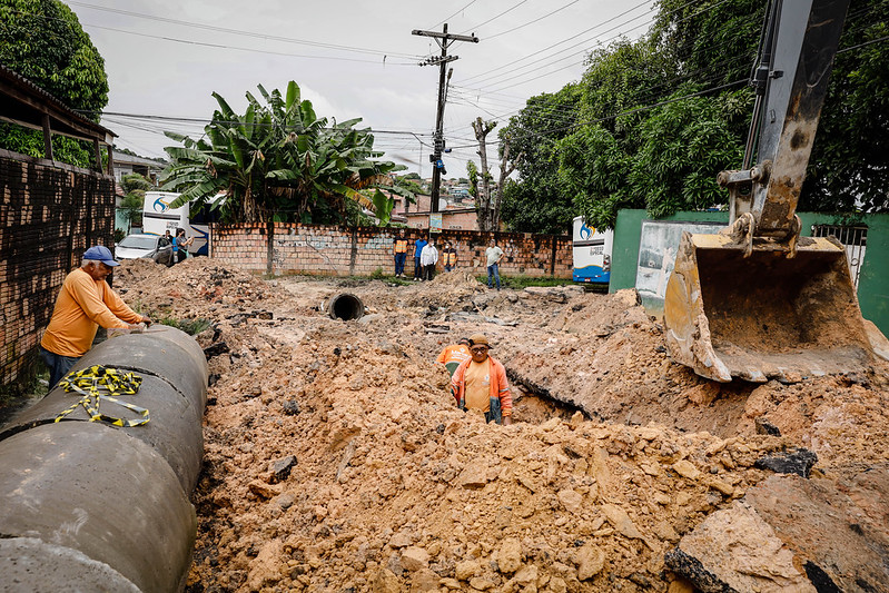Prefeitura implanta 350 metros de drenagem profunda no bairro Gilberto Mestrinho