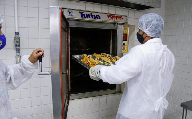 Mulheres em situação de vulnerabilidade atendidas pela prefeitura são certificadas em curso de panificação