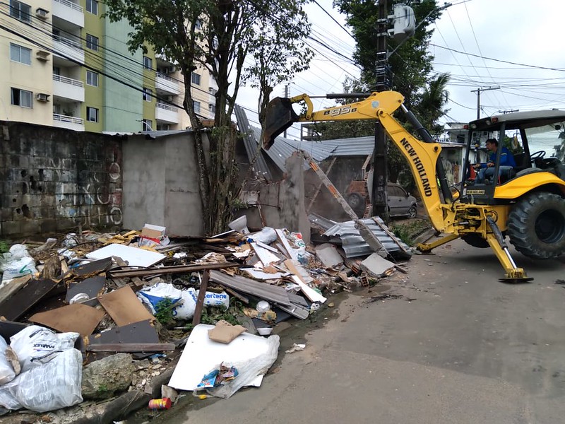 Garagem construída em calçada é demolida em ação integrada da Prefeitura de Manaus