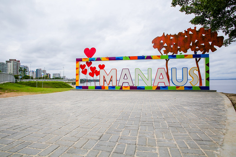 Letreiro turístico instagramável da Prefeitura de Manaus ganha piso acessível na Ponta Negra