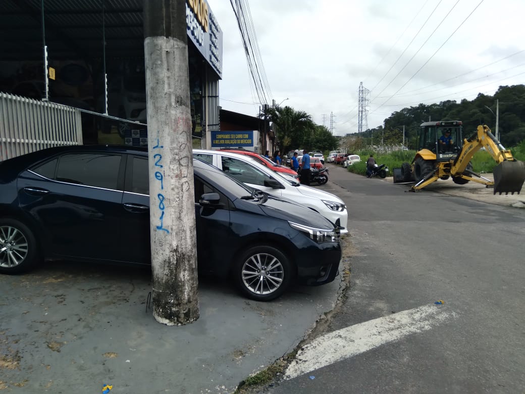 Ação integrada da prefeitura demole estacionamento construído em canteiro central