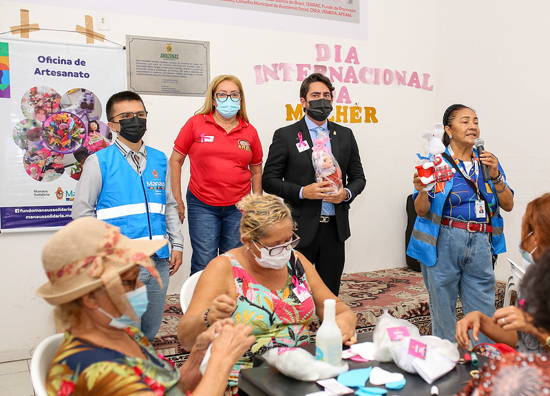 Prefeitura de Manaus oferta oficina de artesanato às mulheres da zona Centro-Oeste
