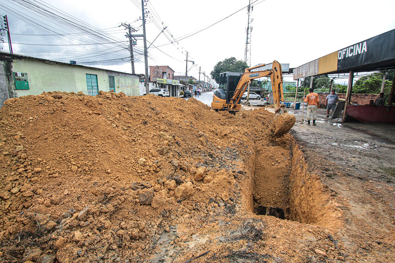 Prefeitura trabalha na implantação de 100 metros de uma nova rede de drenagem profunda no conjunto Canaranas