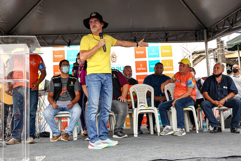 Prefeito David Almeida assina ordem de serviço para reforma da feira da Raiz