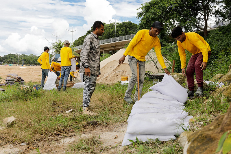 Anfiteatro da Ponta Negra recebe serviço de lavação e base de mirante tem obras para conter erosão