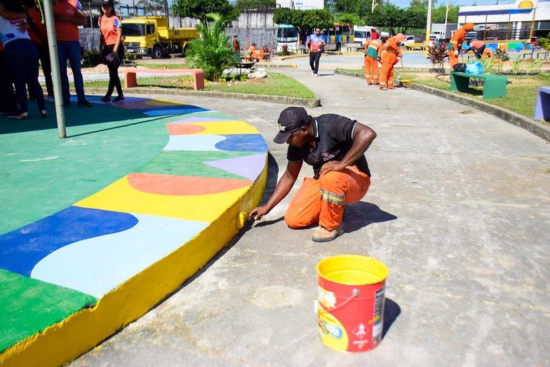 Praça na zona Leste recebe reparos da Prefeitura de Manaus e ganha monumento ‘Onça-pintada’