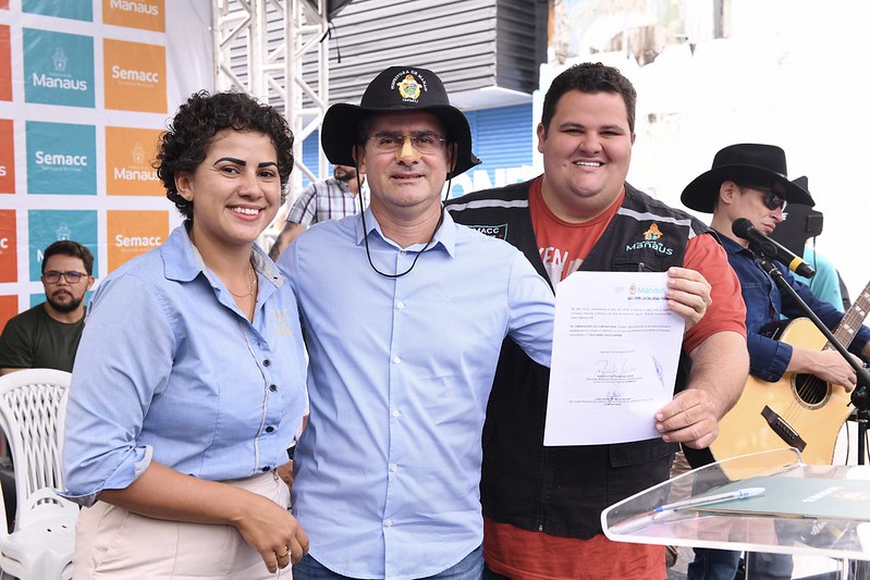 David Almeida assina ordem de serviço da reforma da feira municipal do Japiim