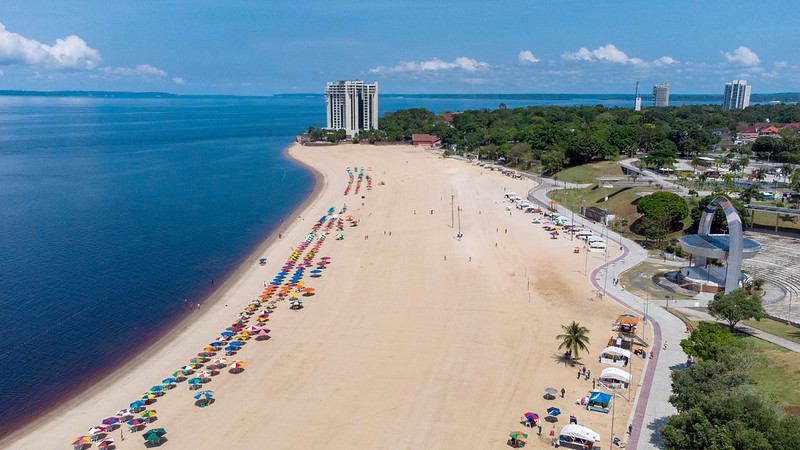 Prefeitura de Manaus e bombeiros alertam para cuidados com crianças na praia da Ponta Negra