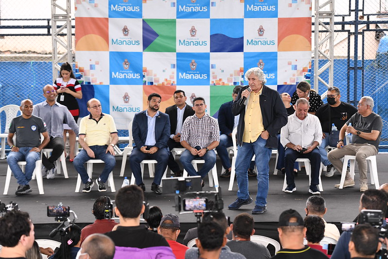 Prefeito David Almeida entrega mais 400 registros de imóveis e beneficia famílias da zona Leste