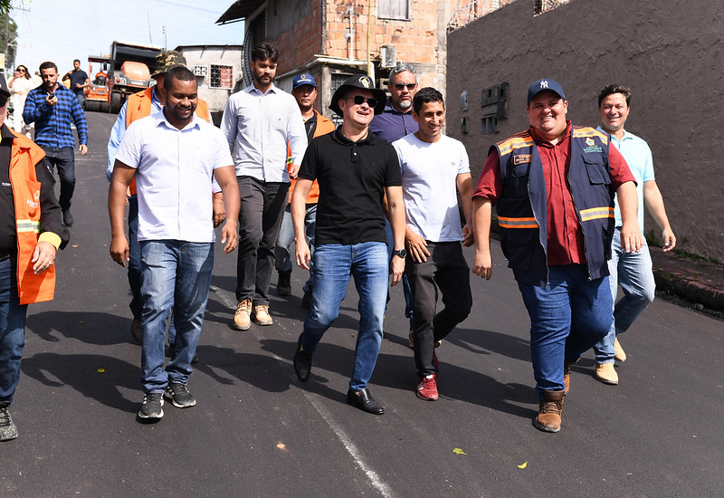 Prefeito David Almeida fiscaliza serviços de infraestrutura em diferentes zonas da cidade
