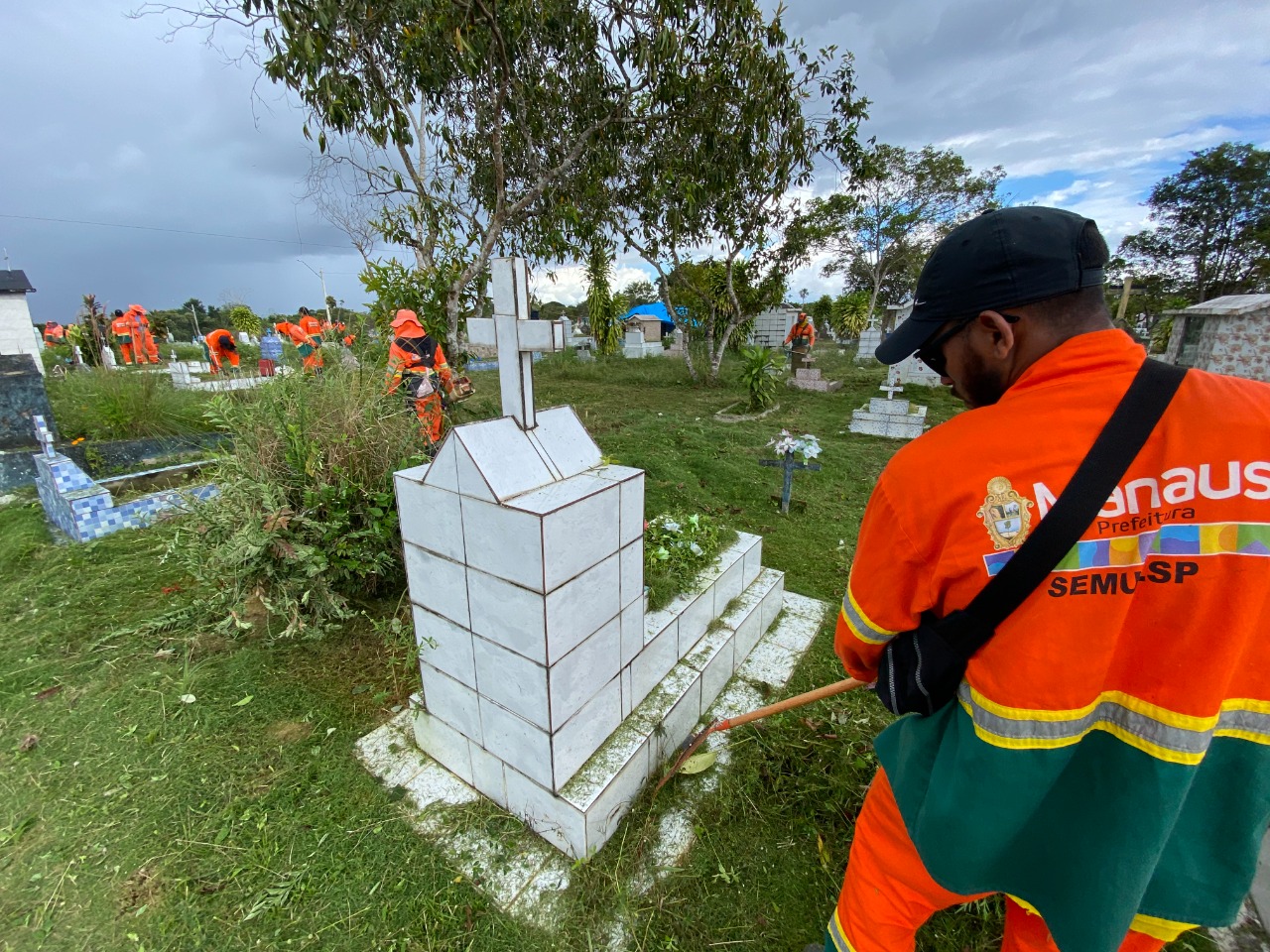 Prefeitura reforça limpeza nos cemitérios de Manaus para o Dia das Mães