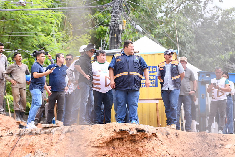 Prefeito David Almeida fiscaliza concretagem das cortinas da ponte na avenida Senador Raimundo Parente