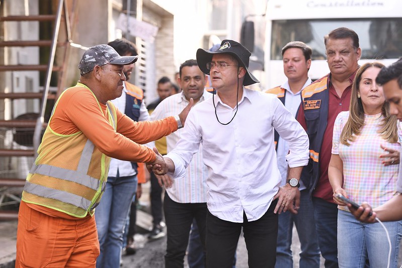 Prefeito David Almeida vistoria serviços de infraestrutura no bairro Compensa 3