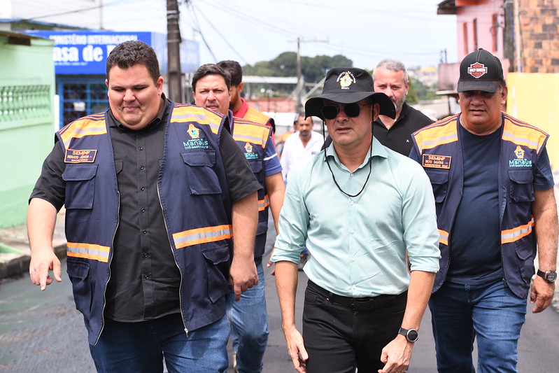 Prefeito David Almeida fiscaliza avanço do ‘Asfalta Manaus’ no Gilberto Mestrinho e Nova Conquista