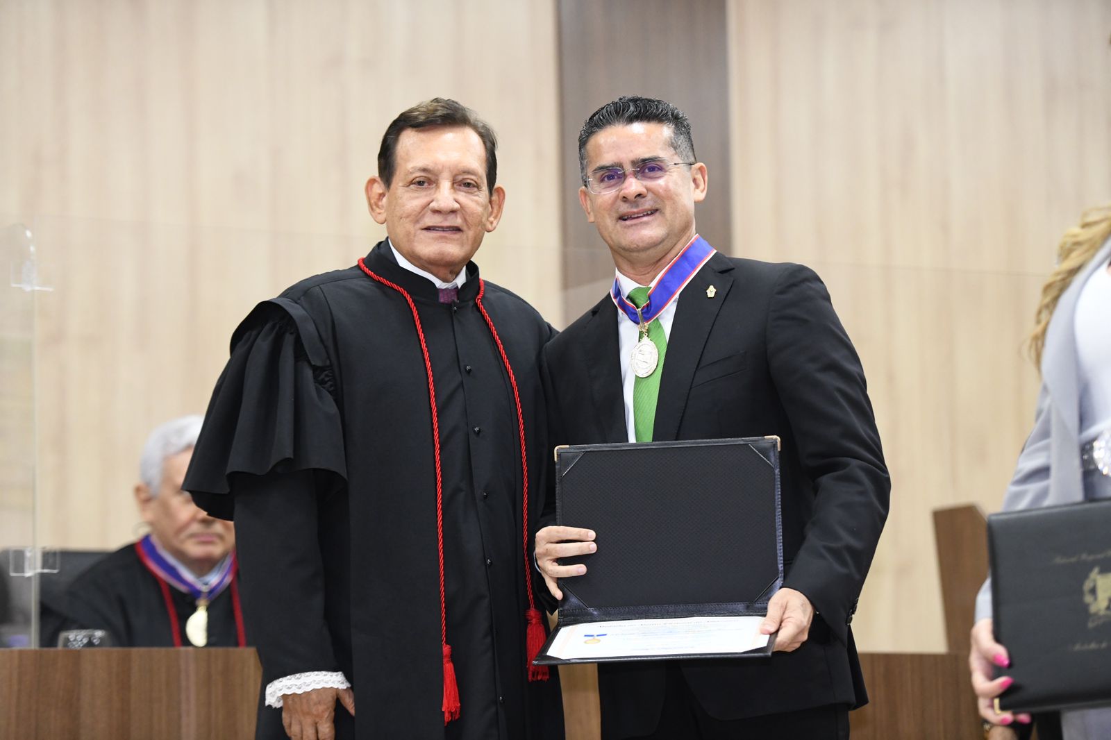 Prefeito David Almeida recebe ‘Medalha do Mérito Eleitoral’ do TRE-AM