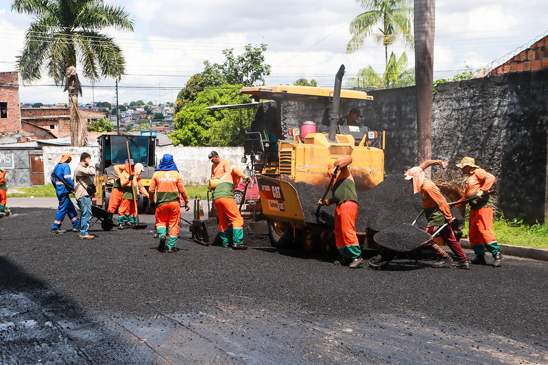 Programa Asfalta Manaus avança no bairro Tancredo Neves