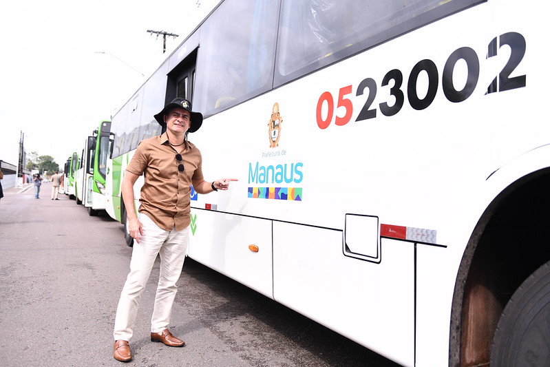 Prefeito David Almeida vistoria 14 novos ônibus que entram na frota a partir de segunda, 27/6